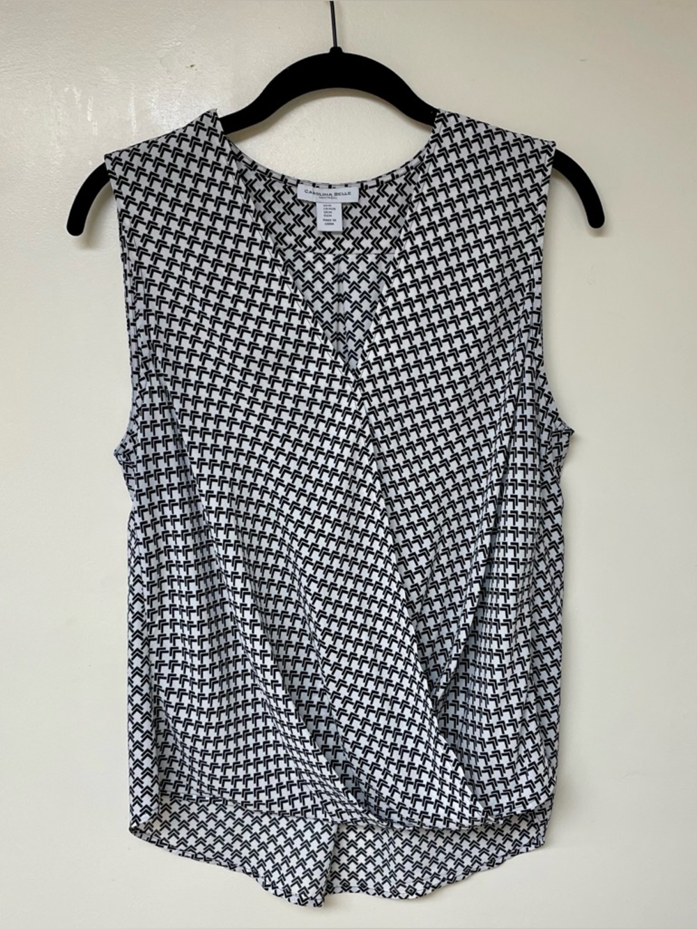 NWOT Carolina Belle Montreal black and white sleeveless V-neck drape top Medium